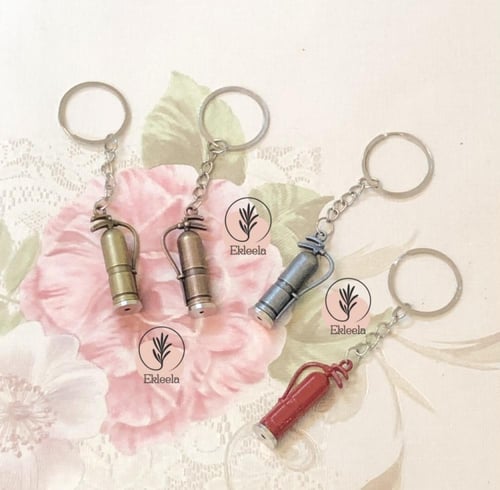 توزيعات الدفاع المدني ميدالية على شكل طفاية حريق (...