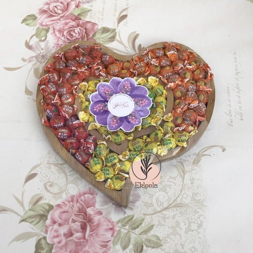 قاعده خشبيه حجم صغير على شكل قلب مع تعبيه حلاو فوا...