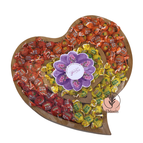 قاعده خشبيه حجم صغير على شكل قلب مع تعبيه حلاو فوا...