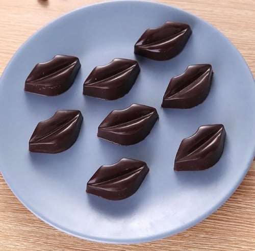 قالب اكليريك شكل شفاه لصنع الشكولاه / قوالب شكولات...