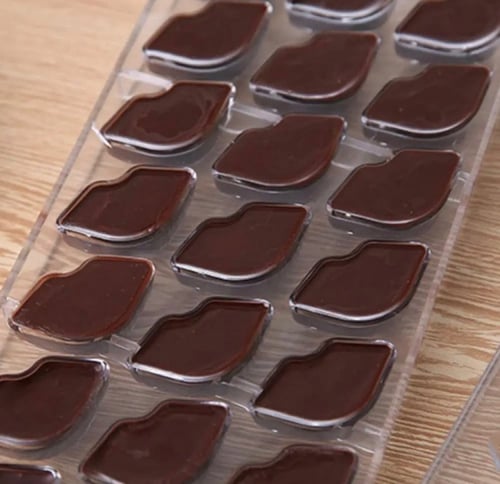 قالب اكليريك شكل شفاه لصنع الشكولاه / قوالب شكولات...