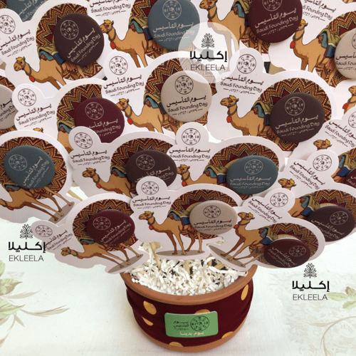 توزيعات باقة الجمل مع التعبية بروش ليوم التأسيس (...