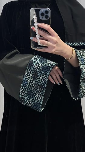 عباية مخمل اكمام زيتي