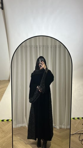 مخمل مع دانتيل