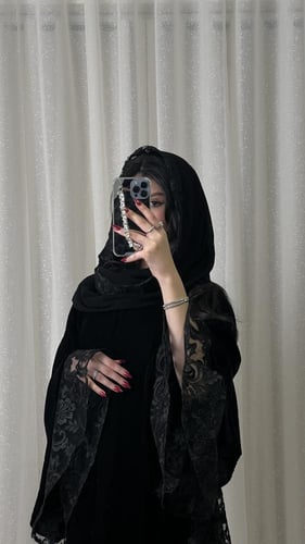 مخمل مع دانتيل