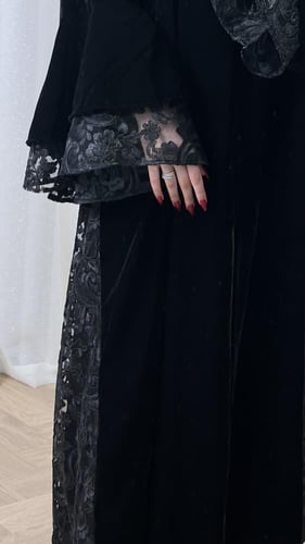 مخمل مع دانتيل