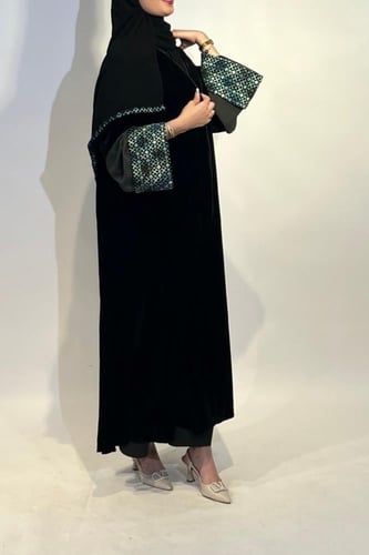 عباية مخمل اكمام زيتي