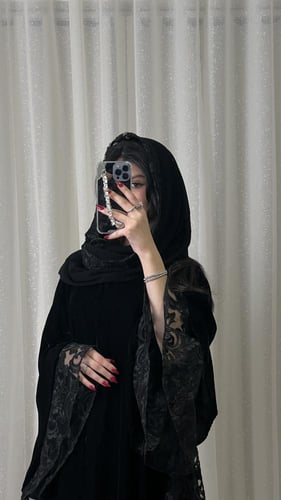 مخمل مع دانتيل