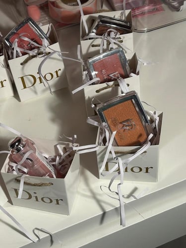 مجموعة توزيعات ديور ١٢ حبه قلوسات ومرطبات وبلاشرات