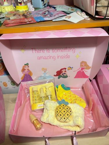 بوكس اناناس : قلوس ، جورب ، علب تعبئه ، طوق شعر