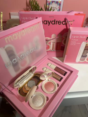 بوكس مكياج وردي مع كيس