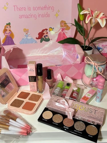 بوكس مكياج : هايلايت ، بلاشر ، تنت ، ٣ قلوسات ، فر...