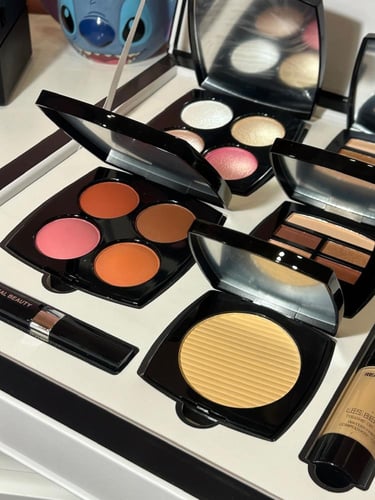 بوكس مكياج بديل شانيل كبير جميع محتويات المكياج