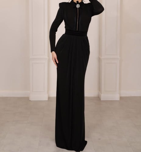 فستان جيرسي اسود طويل مزين بشرائط مخمل ودانتيل