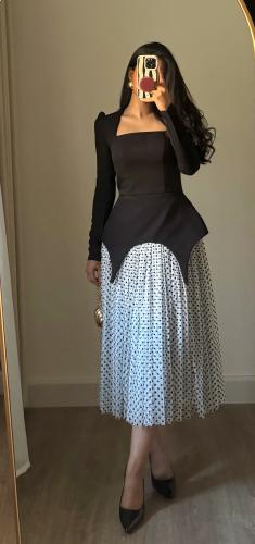 فستان اودريا ميدي بقصة كورسيه كريب وتل منقط