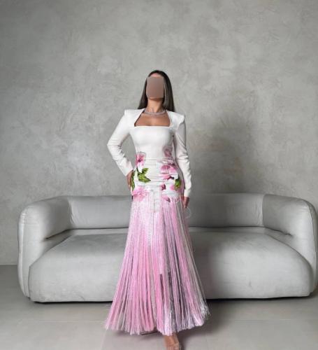 فستان فلورا كريب بتطريز و شك يدوي وهدب منسدل