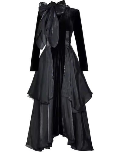 فستان مخمل اسود باطراف رفلز مع وشاح