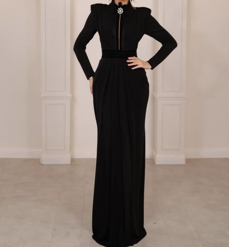 فستان جيرسي اسود طويل مزين بشرائط مخمل ودانتيل