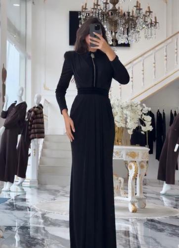 فستان جيرسي اسود طويل مزين بشرائط مخمل ودانتيل