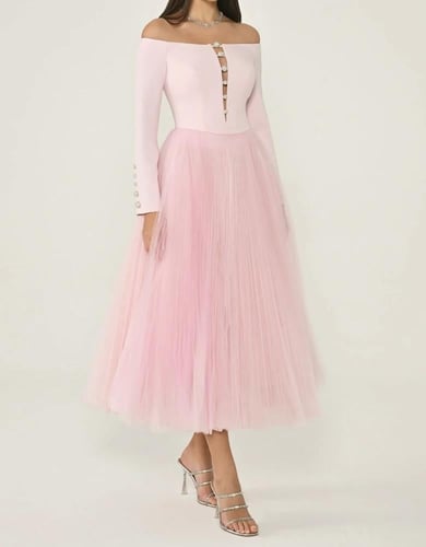 فستان اوف شولدرز كريب وتل مزين بكرستالات