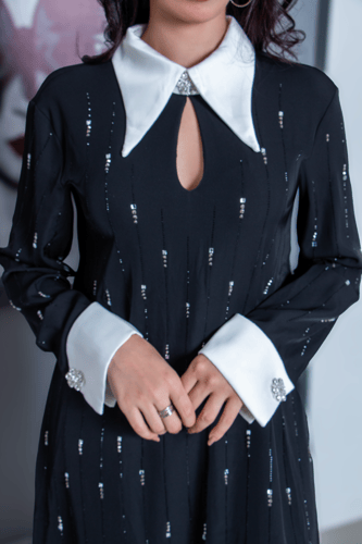 فستان بياقة كلاسيكية عريضة كريب مشكوك واكمام بيضاء...