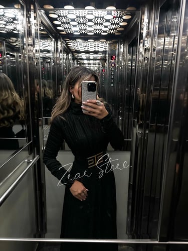 ‎فستان ترتر اسود جيرسيه برقبة عالية ودرابيه عالصدر...