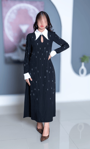 فستان بياقة كلاسيكية عريضة كريب مشكوك واكمام بيضاء...