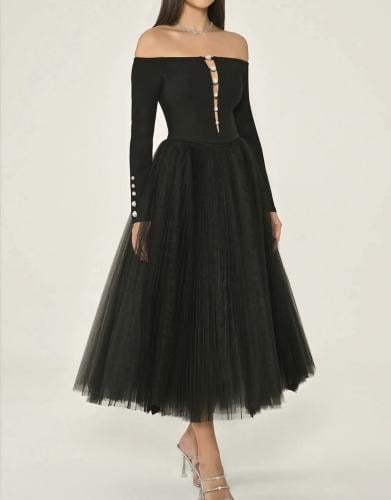 فستان اوف شولدرز كريب وتل مزين بكرستالات