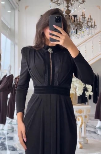 فستان جيرسي اسود طويل مزين بشرائط مخمل ودانتيل