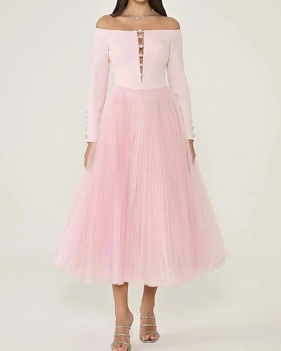 فستان اوف شولدرز كريب وتل مزين بكرستالات