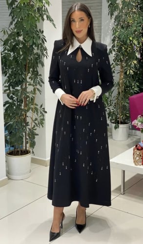 فستان بياقة كلاسيكية عريضة كريب مشكوك واكمام بيضاء...