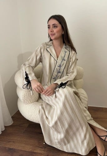 فستان رمضاني لنن مقلم بياقة طويلة مزينه بشك ناعم و...