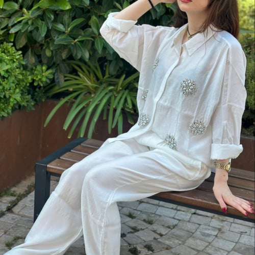 طقم من بنطلون وقميص بقصة واسعة مزين بالكريستال