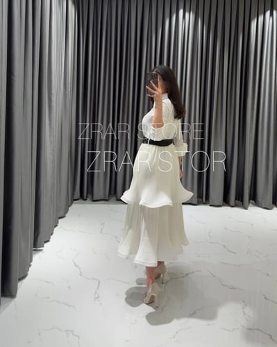 فستان رفلز مطرز بنمط القميص مع شريطة خصر