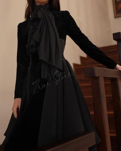 فستان مخمل اسود باطراف رفلز مع وشاح