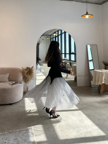 فستان اودريا ميدي بقصة كورسيه كريب وتل منقط