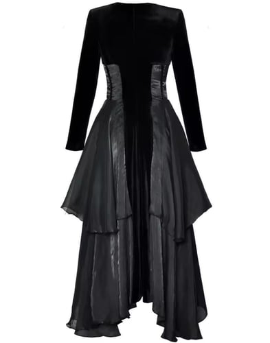 فستان مخمل اسود باطراف رفلز مع وشاح