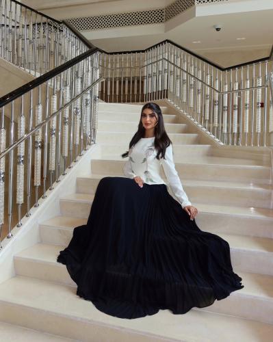 فستان طويل كريب وشيفون كسرات مرصع بالاحجار