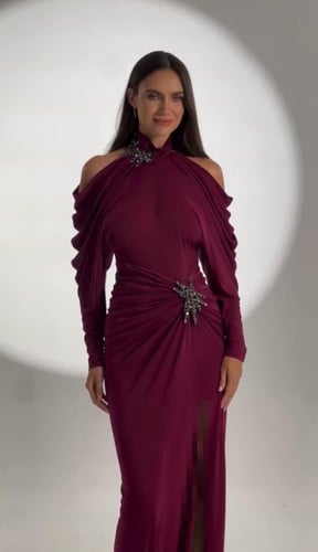 فستان سهرة الفابيتا كريب طويل باكتاف مكشوفة وزم