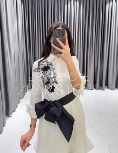 فستان رفلز مطرز بنمط القميص مع شريطة خصر