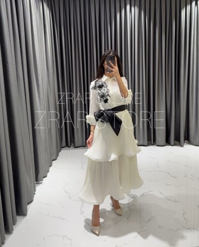 فستان رفلز مطرز بنمط القميص مع شريطة خصر