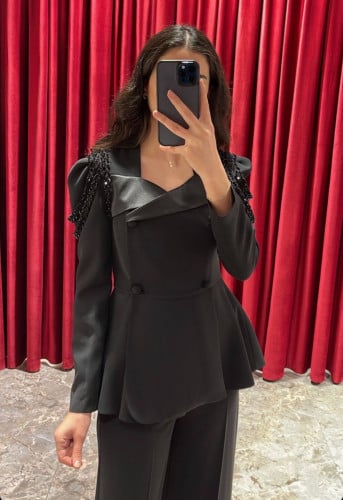 طقم بليزر وبنطلون باكتاف مشكوكة