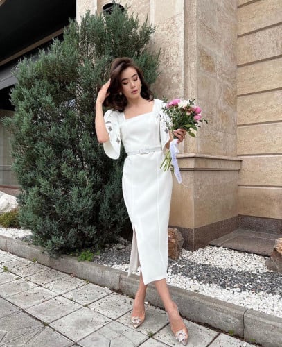 فستان ابيض ميدي انيق باكمام قصيرة مطرزة وحزام