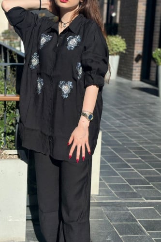 طقم قميص وبنطلون بقصة واسعة مطرز