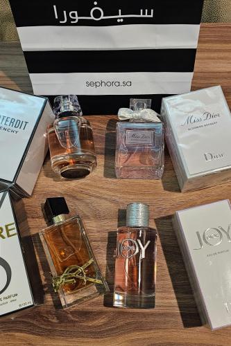 بكج ٤ عطور شامل الكيس