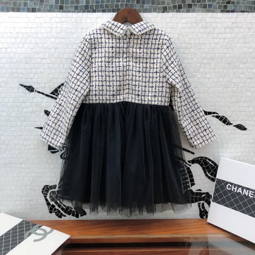 فستان شتوي للمناسبات من شانيل مزين ببروش