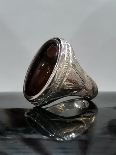 خاتم الفضة بحجر عقيق يماني كبدي مزعفر بصياغة الأست...