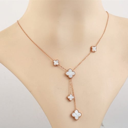 سلسال كليف بتصميم وردات وجهين اسود و ابيض