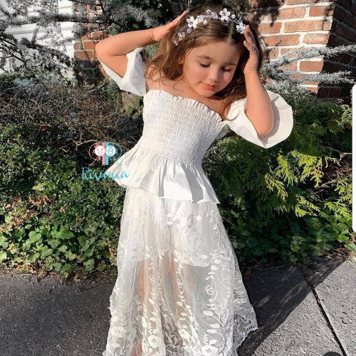 بلوزة و تنورة انيقه من الدانتيل مع شورت ثابت بها