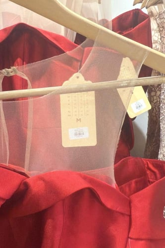 فستان أحمر بأكمام عريضة